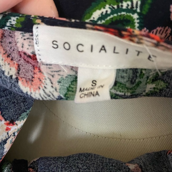 Socialite Blue Floral Front Tie Top. Size Small. Like New - Picture 8 of 8